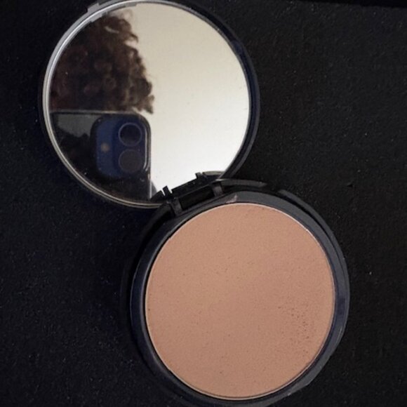 bareMinerals BAREPRO Skin-Perfecting Powder Foundation Light 22 Cool - Picture 2 of 4